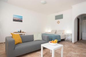 un soggiorno con un divano e un letto di Siempreviva ad Agüimes