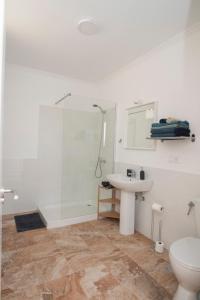 un bagno con doccia, lavandino e WC di Siempreviva ad Agüimes Altre 11 foto