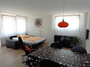 Zimmer mit einem Bett, 2 Stühlen und einem Tisch in der Unterkunft Apartment Gornerhaus in Grindelwald