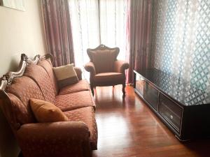 sala de estar con sofá y silla en Muar Homestay [Located at Sabak Awor Seafood Court], en Muar