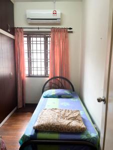 1 dormitorio con 1 cama en una habitación con ventana en Muar Homestay [Located at Sabak Awor Seafood Court], en Muar