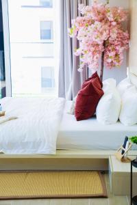 Postel nebo postele na pokoji v ubytování Japanese Inspired Studio Apartment in Yas Island