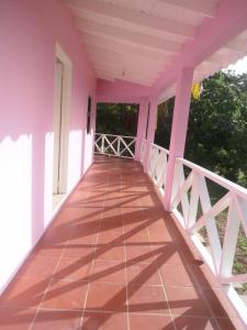En balkon eller terrasse på The Pink House