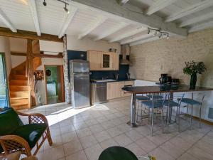 Gallery image of Gîte familial avec piscine, jardin clos, équipements bébé, animaux acceptés, Chadurie - FR-1-653-61 in Chadurie