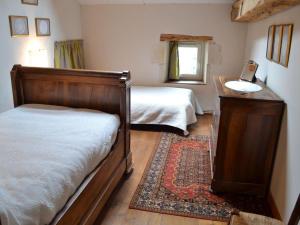 Un pat sau paturi într-o cameră la Gîte Villefagnan, 4 pièces, 6 personnes - FR-1-653-47