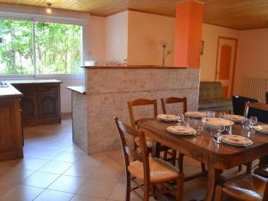 comedor con mesa de madera y chimenea en Gîte Champagne-Vigny, 4 pièces, 6 personnes - FR-1-653-90, 