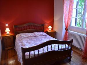 1 dormitorio con 1 cama y 2 mesitas de noche con lámparas en Gîte Champagne-Vigny, 4 pièces, 6 personnes - FR-1-653-90, 