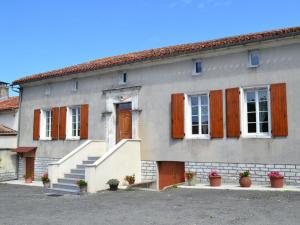 Casa gris con ventanas de madera con contraventanas y escaleras en Gîte Champagne-Vigny, 4 pièces, 6 personnes - FR-1-653-90, 