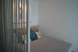 Zimmer mit Kinderbett mit Bett in der Unterkunft Grand Studio « Blue Sunset » mer, plage, piscine. in Marigot