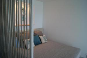 a room with a crib with a bed in it at Studio Blue Sunset in Marigot