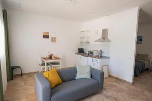 a living room with a couch and a kitchen at Palmera in Agüimes
