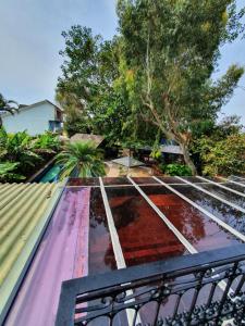 uma vista para a piscina a partir de uma varanda em The Search House em Florianópolis