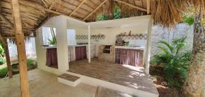 - une cuisine extérieure dans une maison avec un toit dans l'établissement Casa Giò, à Las Terrenas