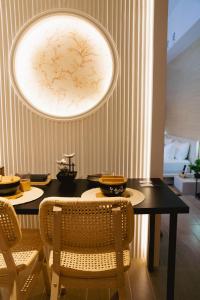 Restaurace v ubytování Japanese Inspired Studio Apartment in Yas Island