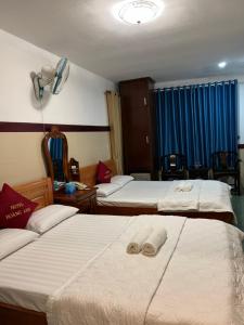 pokój hotelowy z 2 łóżkami i ręcznikami w obiekcie Hoàng Anh Hotel w Ho Chi Minh
