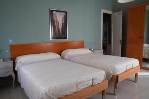2 aparte bedden in een slaapkamer met geen bij Gran apartamento en el centro Villajoyosa - Vistas al mar, 5 dormitorios y enorme terraza in Villajoyosa