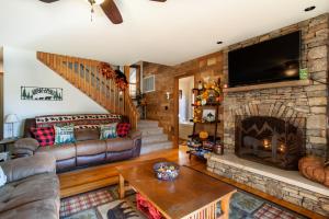 Un lugar para sentarse en Honey Bear Hollow Hot Tub Fire Place Game Room