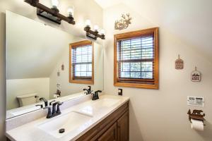 Un baño de Honey Bear Hollow Hot Tub Fire Place Game Room 42 fotos más