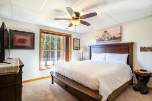 Una cama o camas en una habitación de Honey Bear Hollow Hot Tub Fire Place Game Room