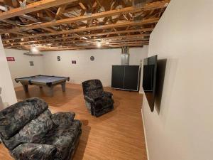 Habitación con mesa de ping pong y 2 sillas en Lake Front Adventure, en Dandridge