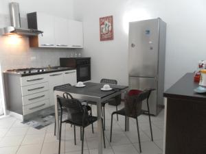 A kitchen or kitchenette at Casa Catania Inn