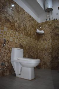 łazienka z toaletą w pokoju w obiekcie Hotel celebration w mieście Alwar