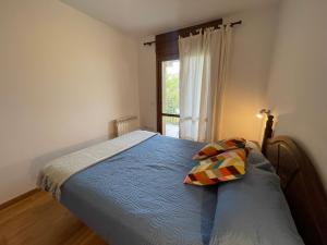 um quarto com uma cama e uma janela em C18 - Alojamiento Mirador de Cerler - Villmor em Cerler