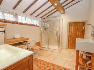ノリッジにあるManor Farm Houseのシャワー、トイレ、洗面台を備えたバスルーム +29枚の写真