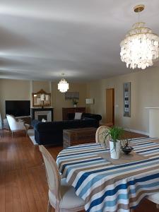 un salon avec une table et un canapé dans l'établissement Duc de Bretagne Luxury Apparthotel, à Morlaix