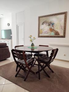 y sala de estar con mesa de comedor y sillas. en Sole Mio Apartment & Wellness en Herceg-Novi