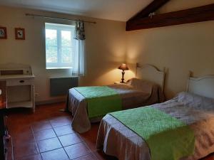 1 dormitorio con 2 camas y ventana en Gîte Vitrac-Saint-Vincent, 4 pièces, 6 personnes - FR-1-653-132, en Montembœuf