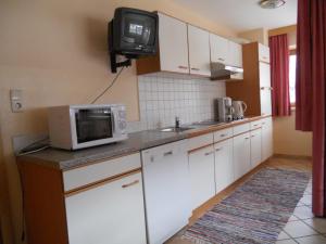 Kuchnia lub aneks kuchenny w obiekcie Appartement beim Brunnen 12