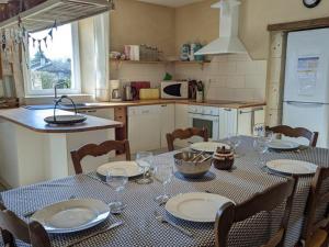 Galeriebild der Unterkunft Maison familiale avec grand jardin près du Périgord - 3 chambres, WIFI et vélos fournis - FR-1-653-171 in Combiers