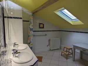 a bathroom with two sinks and a shower and a window at Maison familiale avec grand jardin près du Périgord - 3 chambres, WIFI et vélos fournis - FR-1-653-171 in Combiers