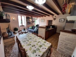Posezení v ubytování Maison familiale avec jardin paysagé, cheminée, wifi, et proche de La Rochefoucauld - FR-1-653-164