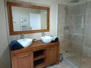 une salle de bain avec deux lavabos et une douche dans l'établissement Duc de Bretagne Luxury Apparthotel, à Morlaix 60 autres photos