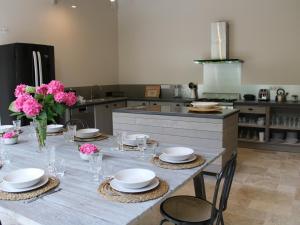 Photo de la galerie de l'établissement Gîte à Fontclaireau : piscine privative, jardin clos, 4 ch., draps et linge fournis - FR-1-653-202, à Fontclaireau