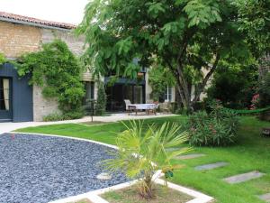 Κήπος έξω από το Gîte à Fontclaireau : piscine privative, jardin clos, 4 ch., draps et linge fournis - FR-1-653-202