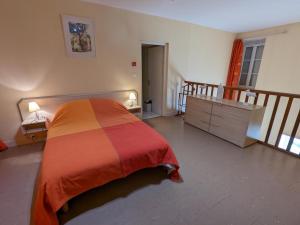 Postel nebo postele na pokoji v ubytování Gîte Salles-Lavalette, 2 pièces, 4 personnes - FR-1-653-177