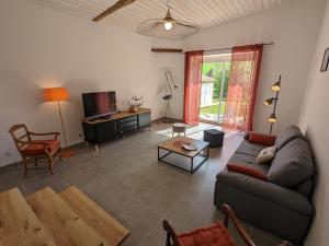 sala de estar con sofá y mesa en Gîte Montboyer, 4 pièces, 6 personnes - FR-1-653-187 en Montboyer