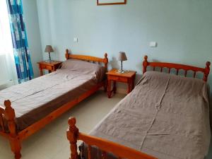 Tempat tidur dalam kamar di Gîte Champniers, 3 pièces, 4 personnes - FR-1-653-198