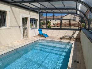 Bazén v ubytovaní Gîte rénové avec piscine chauffée, sauna, fitness et jardin à Salles-de-Barbezieux - FR-1-653-218 alebo v jeho blízkosti
