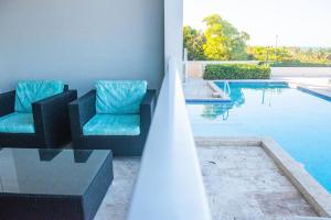 Bazen v nastanitvi oz. blizu nastanitve Private Poolside, Loft-Like Condo with Panoramic Grace Bay Views, Walk to Beach, Restaurants, & Turtle Cove Marina!