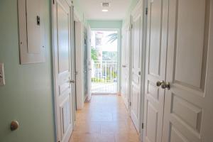 Fotografija v galeriji nastanitve Private Poolside, Loft-Like Condo with Panoramic Grace Bay Views, Walk to Beach, Restaurants, & Turtle Cove Marina! v mestu Turtle Cove