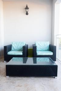 Predel za sedenje v nastanitvi Private Poolside, Loft-Like Condo with Panoramic Grace Bay Views, Walk to Beach, Restaurants, & Turtle Cove Marina!