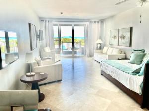 Postelja oz. postelje v sobi nastanitve Private Poolside, Loft-Like Condo with Panoramic Grace Bay Views, Walk to Beach, Restaurants, & Turtle Cove Marina!