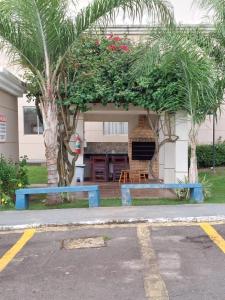 due panche blu sedute di fronte a un edificio di APTO ACONCHEGANTE 1km da praia do Aracagy e 4km da av litorânea a São Luís