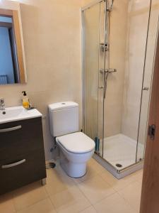 Afbeelding uit fotogalerij van Chalet en Somió con finca independiente in Gijón