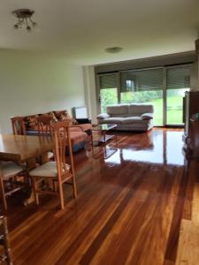 Posezení v ubytování Chalet en Somió con finca independiente
