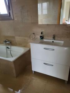 A bathroom at Chalet en Somió con finca independiente